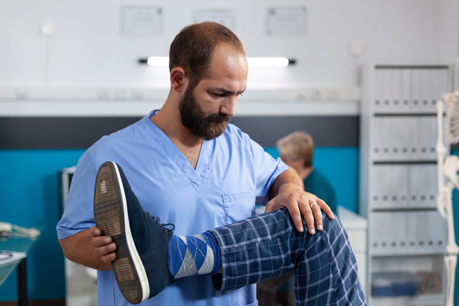 Knee pain assessment and physical therapy treatment session