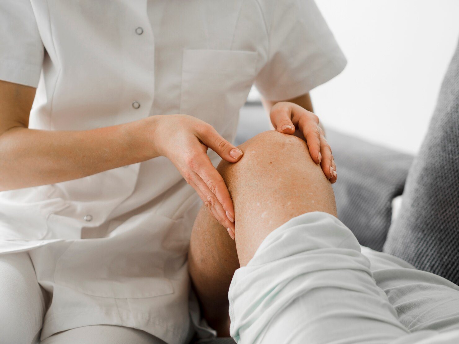 Knee pain assessment and physical therapy treatment session